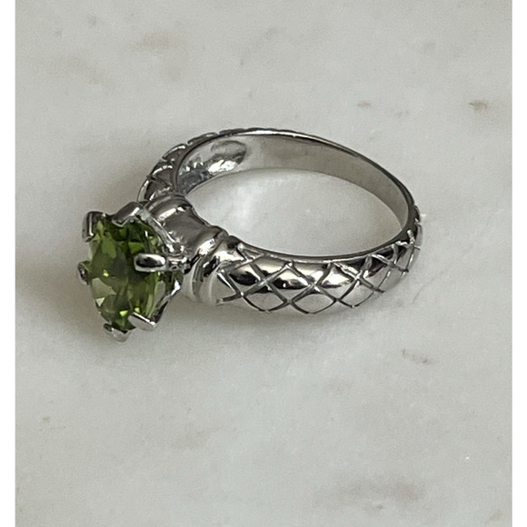 Savvy CIE Sterling Silver Genuine Peridot Ring Size 7 Green Oval w/ Etched Band - Picture 2 of 6